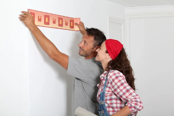 Couple choosing color of new paperwall — Stock Photo, Image