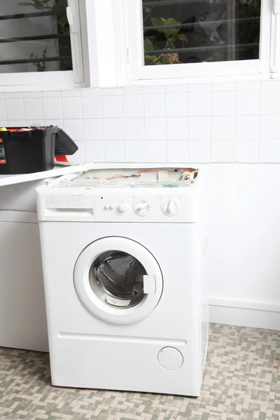 Крупним планом пральна машина в білизні — стокове фото
