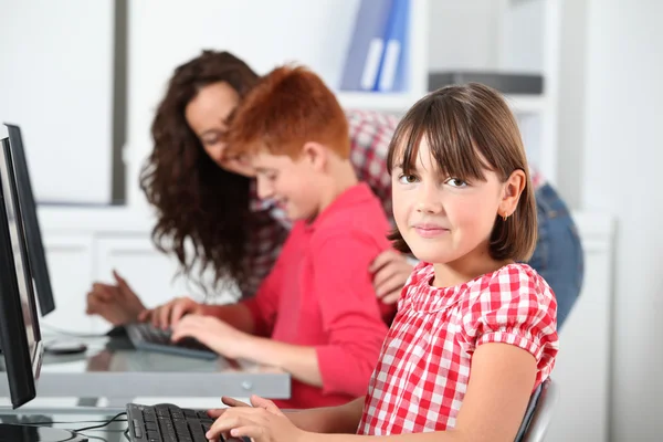 Enseignant et enfants apprenant à utiliser l'ordinateur — Photo