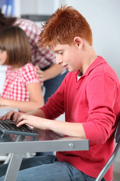 Leraar en kinderen leren om computer te gebruiken — Stockfoto