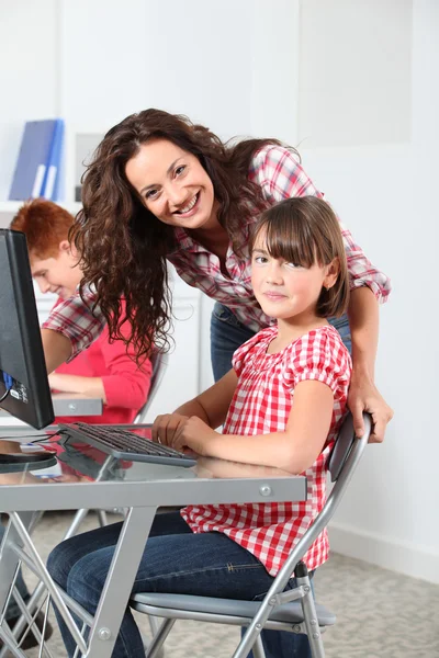 Professor e crianças aprendendo a usar o computador — Fotografia de Stock