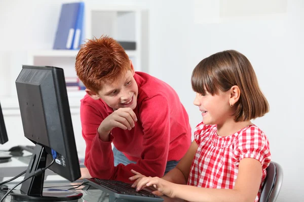 Kinderen zitten in klas achter computer — Stockfoto