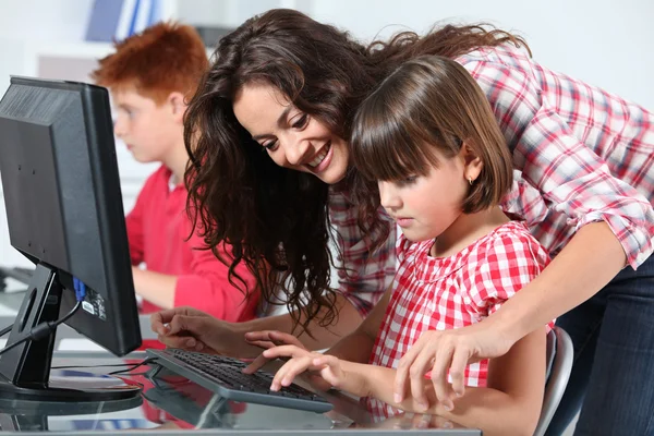 Δάσκαλος και τα παιδιά να μάθουν να χρησιμοποιούν υπολογιστή — Φωτογραφία Αρχείου