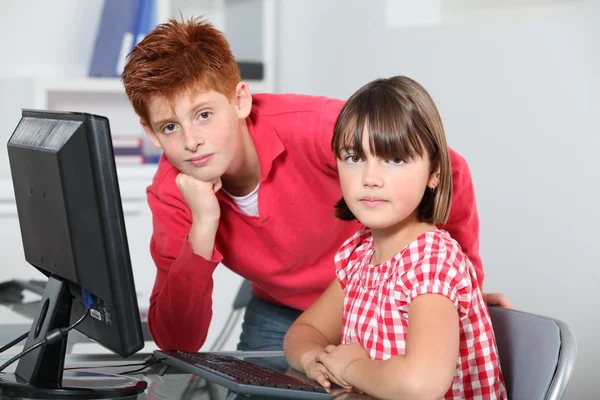 Kinderen zitten in klas achter computer — Stockfoto