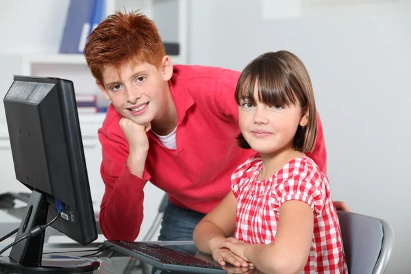 Kinderen zitten in klas achter computer — Stockfoto