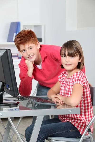 Barn som sitter i klassrummet framför dator — Stockfoto