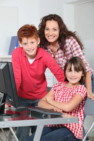 Enseignant et enfants apprenant à utiliser l'ordinateur — Photo