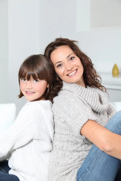 Mulher e filha em casa — Fotografia de Stock