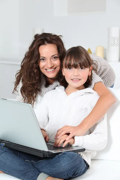 Nahaufnahme von Mutter und Kind zu Hause mit Laptop — Stockfoto