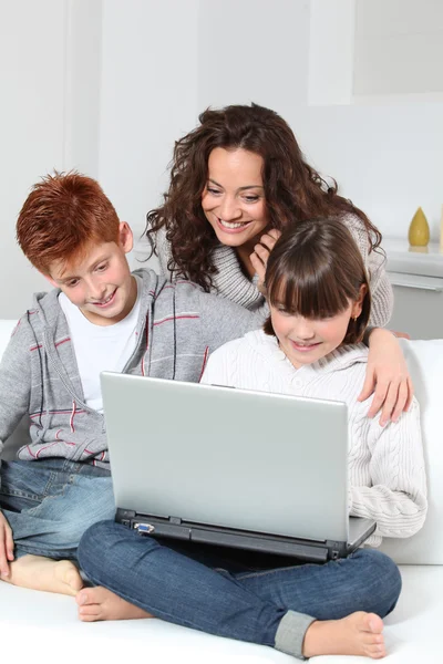 Moeder en kinderen surfen op internet — Stockfoto