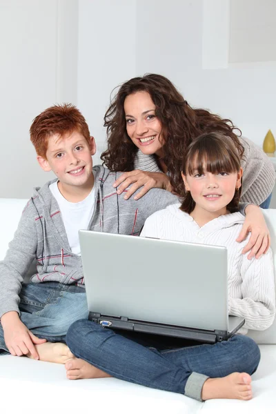 Moeder en kinderen surfen op internet — Stockfoto