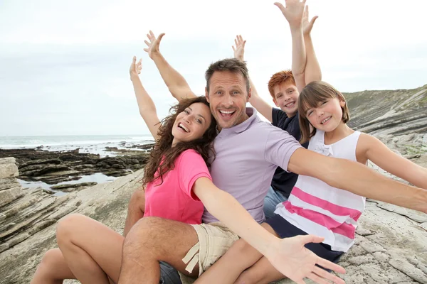 Yaz tatil günlerinde mutlu bir aile — Stok fotoğraf