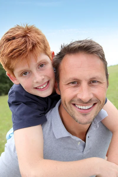 Closeup of father and son in countryside — Stock Photo, Image