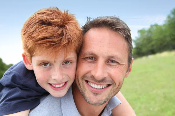 Primer plano de padre e hijo en el campo —  Fotos de Stock