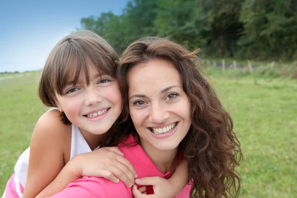 Closeup of mother and daughter in countryside — Stock Photo, Image