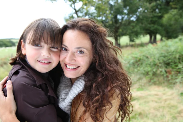 Closeup of mother and daughter in countryside — Stock Photo, Image