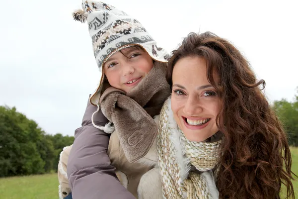 Closeup of mother and daughter in countryside — Stock Photo, Image
