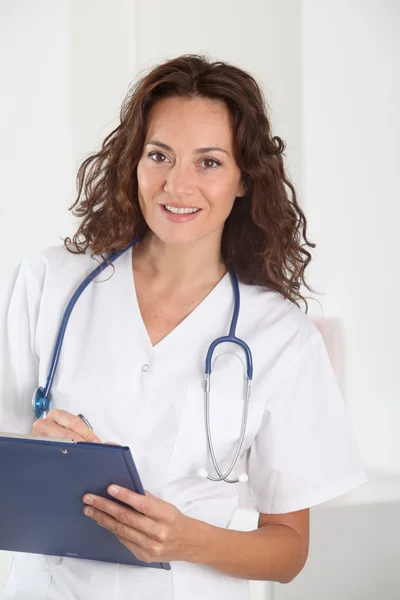 Medico in piedi in camera d'ospedale — Foto Stock