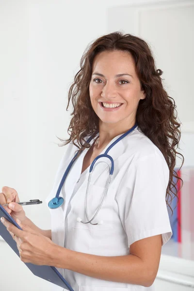 Doctor de pie en la habitación del hospital — Foto de Stock