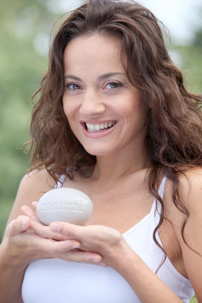 Fechar-se de mulher bonita segurando pedra — Fotografia de Stock