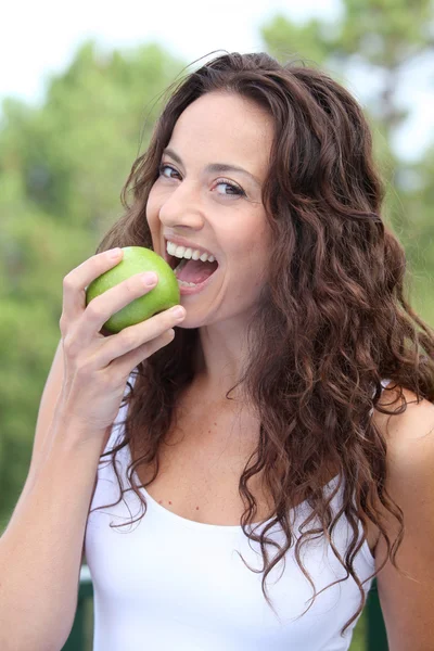 Primo piano della donna che mangia una mela verde — Foto Stock