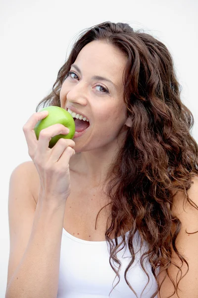Крупный план женщины, поедающей зеленое яблоко — стоковое фото