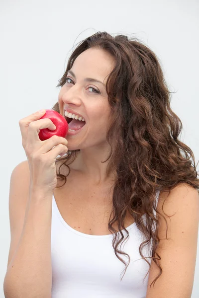 女人吃一个红苹果的特写 — 图库照片