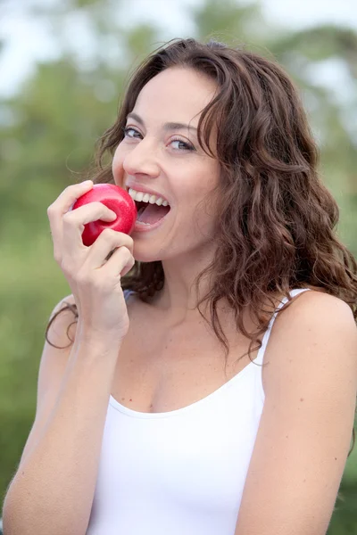 Zbliżenie kobiety jedzenie czerwone jabłko — Zdjęcie stockowe