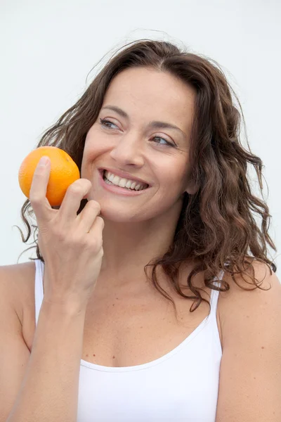 Primer plano de la mujer comiendo una naranja —  Fotos de Stock