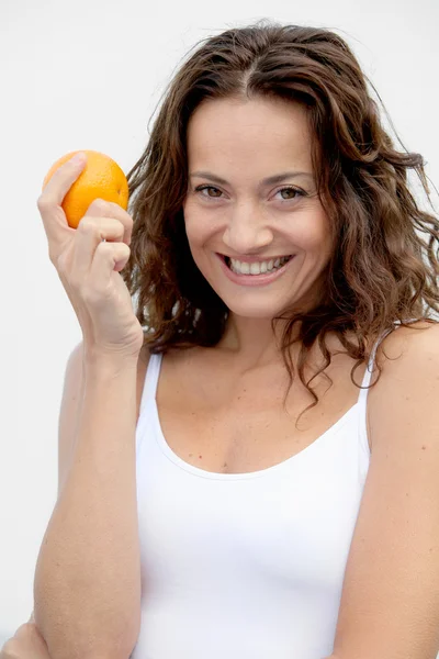 Fechar-se de mulher comendo uma laranja — Fotografia de Stock