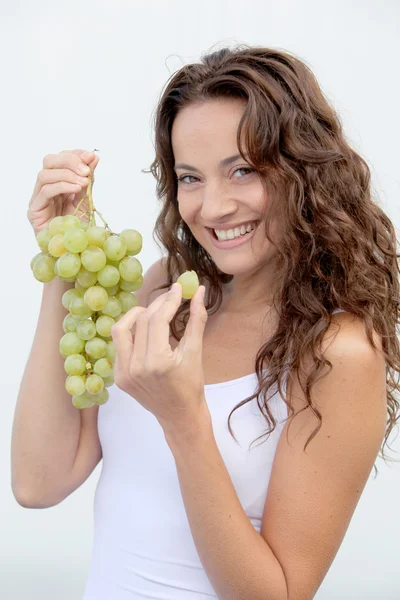 Closeup of woman eating grapes — Stock Photo, Image