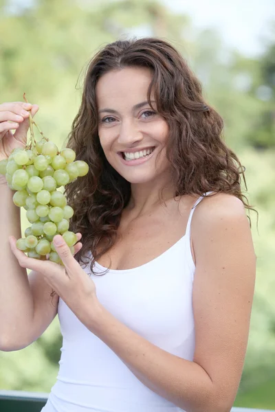 Gros plan de la femme mangeant des raisins — Photo