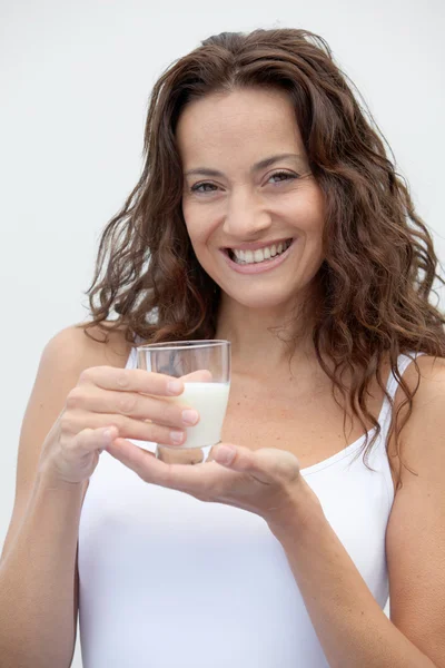 Gros plan de belle femme buvant du lait — Photo