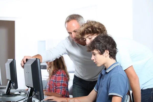 Tonåringar i computing klass — Stockfoto