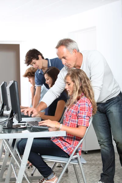 Tieners in de gegevensverwerking van klasse — Stockfoto