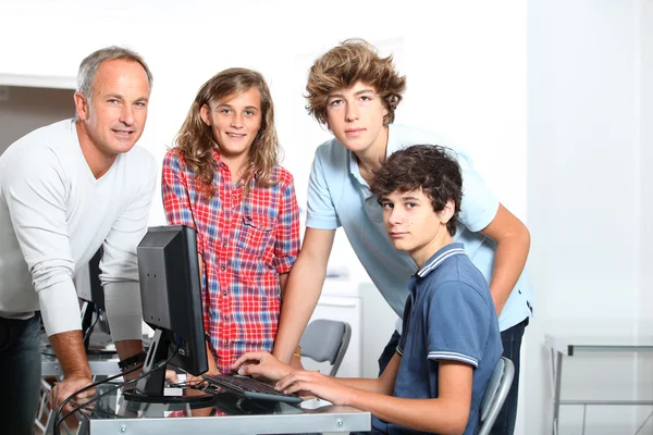 Tonåringar i computing klass — Stockfoto