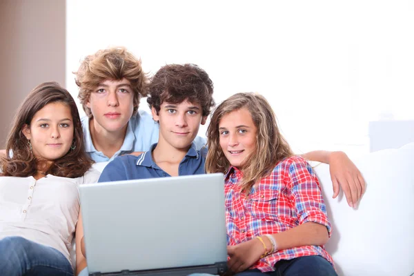 Groupe d'adolescents à la maison avec ordinateur portable — Photo