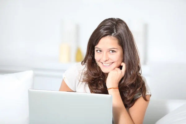 Close-up van tiener meisje met laptopcomputer — Stockfoto