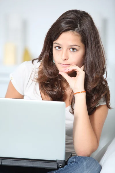 Närbild av tonåring flicka med bärbar dator — Stockfoto