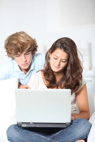 Adolescentes com computador portátil — Fotografia de Stock