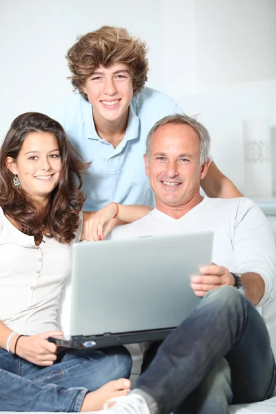:οικογένεια στο σπίτι με φορητό υπολογιστή — Φωτογραφία Αρχείου