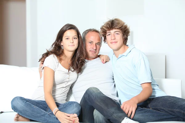 Familie thuis met laptopcomputer — Stockfoto