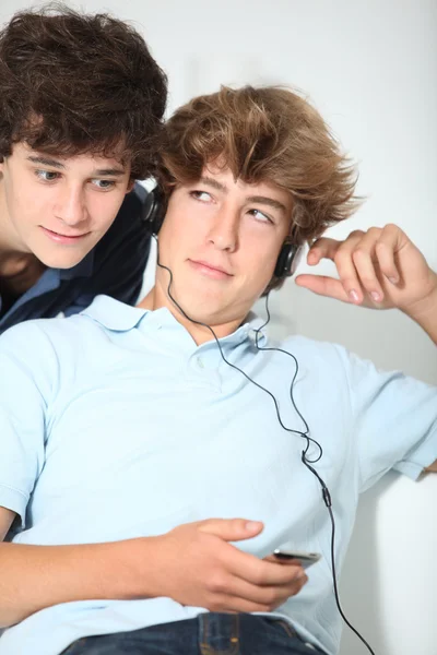 Amigos escuchando música en casa —  Fotos de Stock