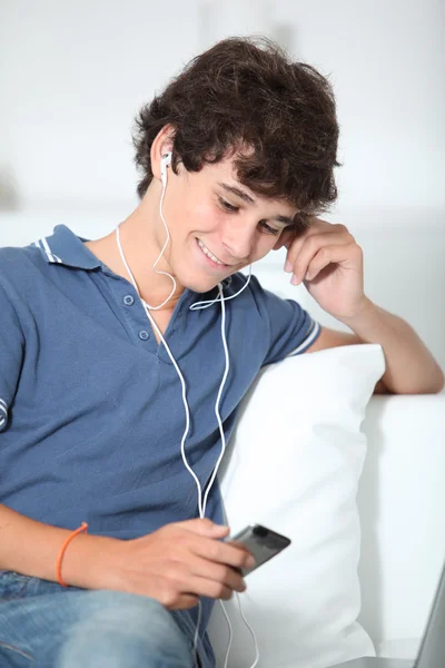 Teenager hören Musik mit mp3-Player — Stockfoto