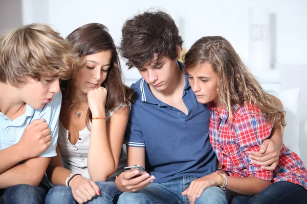 Groupe d'adolescents à la maison avec lecteur de musique — Photo