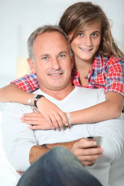 Closeup του πατέρα και την κόρη του στο σπίτι — Φωτογραφία Αρχείου
