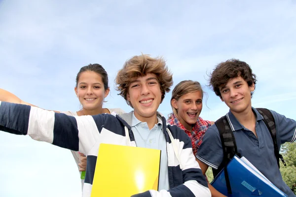 Grupo de adolescentes estudando fora da classe — Fotografia de Stock