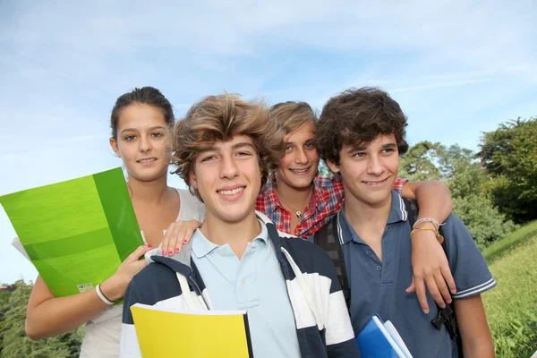 Grupo de adolescentes depois da escola — Fotografia de Stock