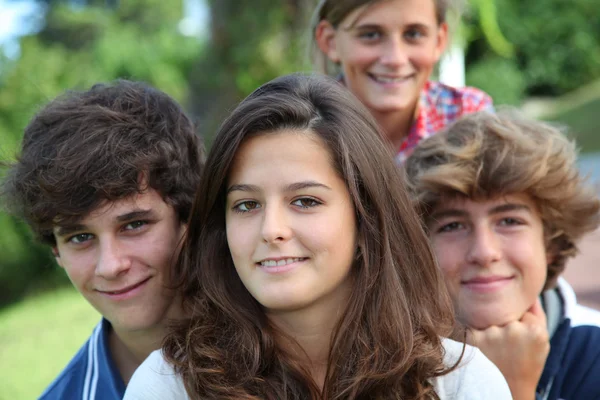 Gruppo di adolescenti dopo la scuola — Foto Stock