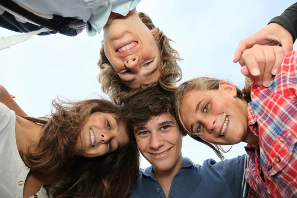 Grupo de adolescentes depois da escola — Fotografia de Stock